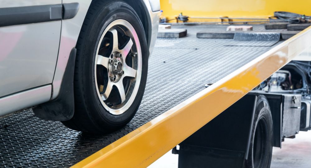 Flux Rescue breakdown picking up silver broken down car 