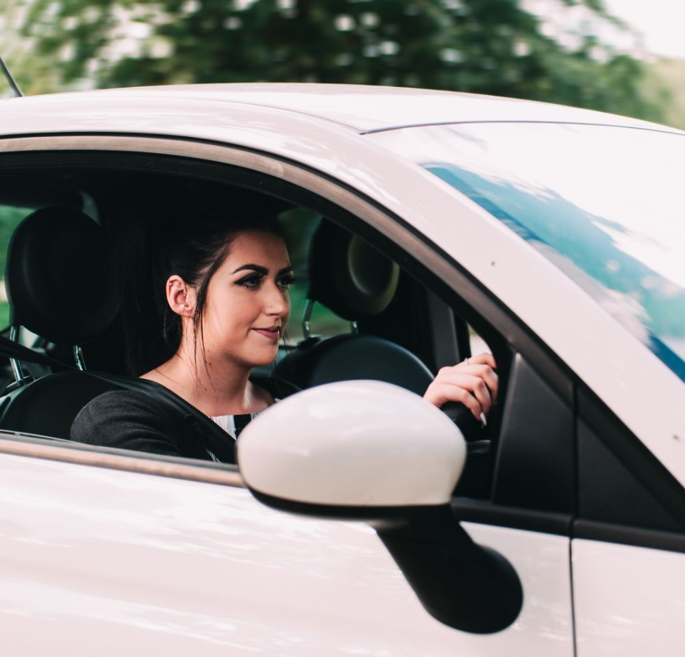 Woman at the wheel of a car